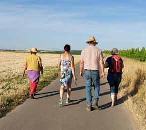 Angelika ist mit Kunden unter blauen Himmel wandern