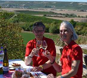 Ehepaar trinkt in der Sonne ein Glas Wein